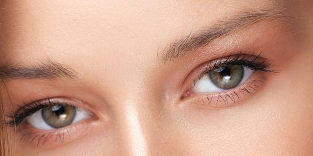 Eye Health Alert: Mascara Risks and Safe Makeup Practices
